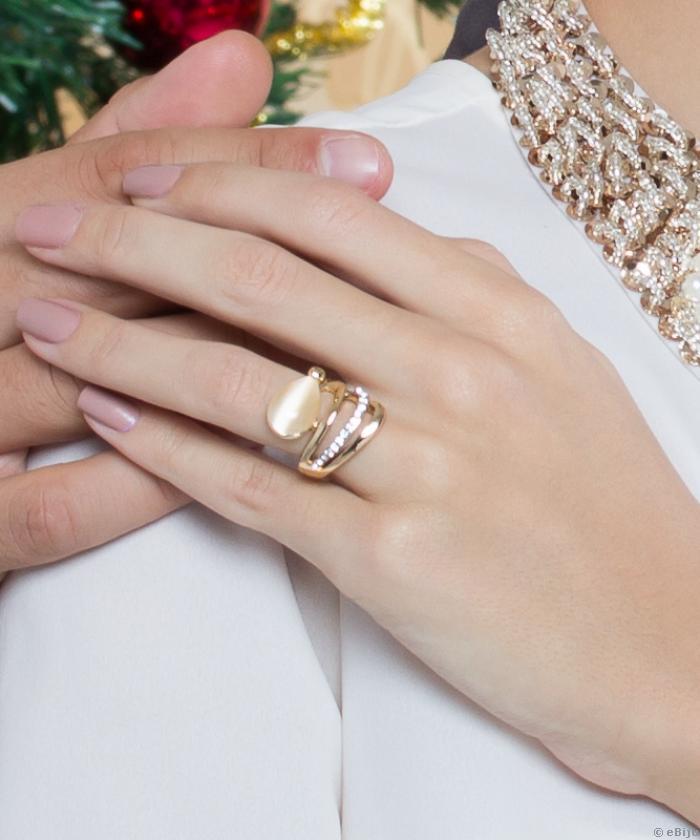 Aranyszínű gyűrű, fehér kristályokkal és krémszínű gyönggyel, 18 mm