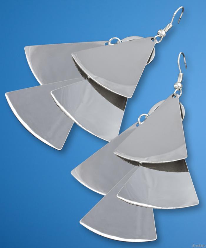 Ezüstszínű háromszögekből álló fülbevaló, rozsdamentes acélból