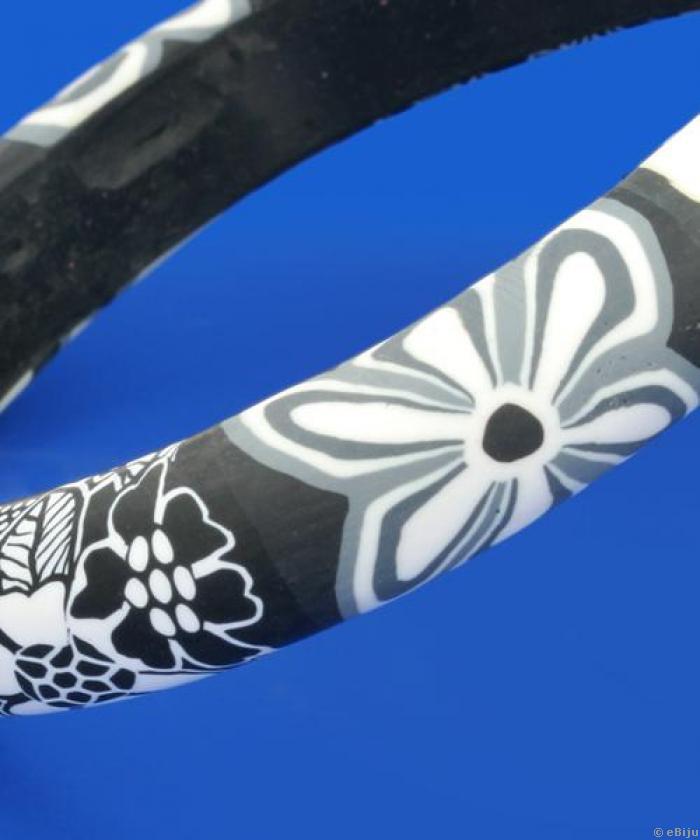 Fehér fimo karkötő fekete és szürke virágmintával
