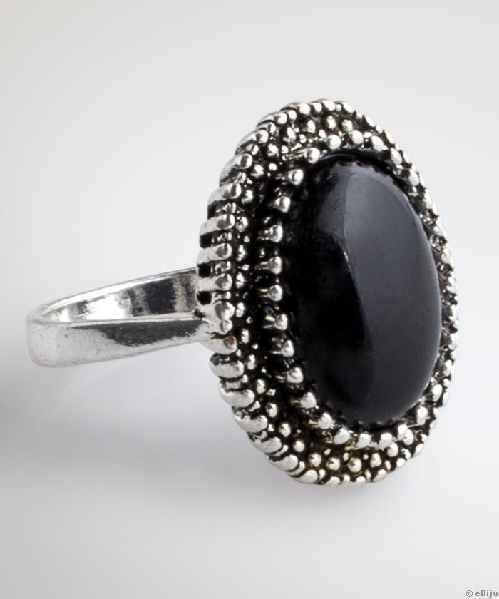 Fekete köves gyűrű, ezüstszínű fémből, 19 mm