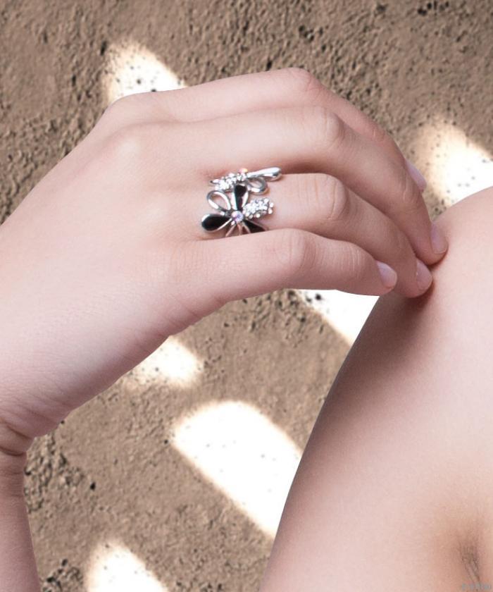 Két virágos gyűrű, fehér kristályokkal, ezüstszínű fémből, 19 mm