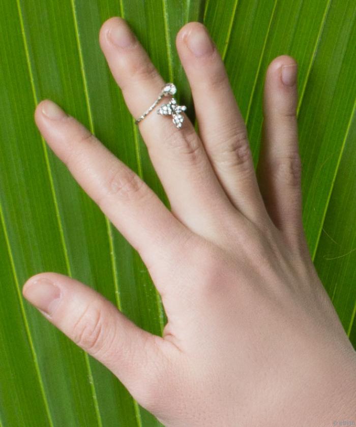 Ujjvég gyűrű, pillangóval és fehér kristállyal, recés fémből