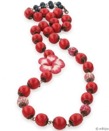 Piros nyaklánc fimo virággal, fa- és fimo gyöngyökből