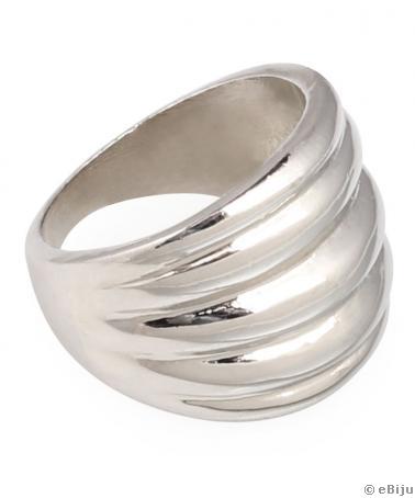 Redőzött, ezüstszínű fém gyűrű