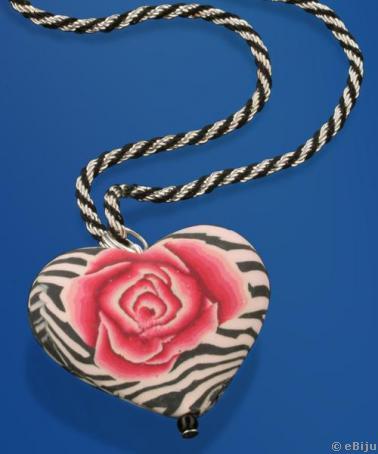 Szív alakú rózsás fimo medál, fekete-ezüst színű láncon