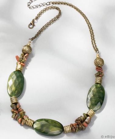 Zöld nyakék, fazettált akril aranyszínű gyöngyökkel és  unakit kövekkel