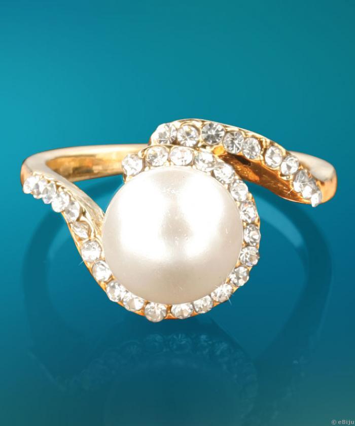 Aranyszínű gyűrű fehér strasszokkal és üveggyönggyel (17 mm)