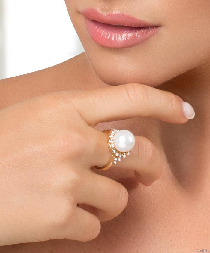 Aranyszínű gyűrű, fehér üveggyöngy apró kristályokkal, 17 mm