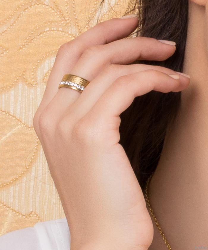 Aranyszínű gyűrű, görög motívumokkal és kristályokkal