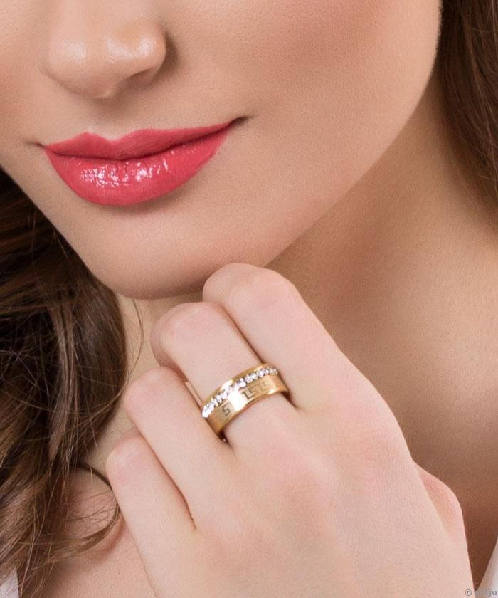 Aranyszínű gyűrű, görög motívumokkal és kristályokkal, 21.5 mm