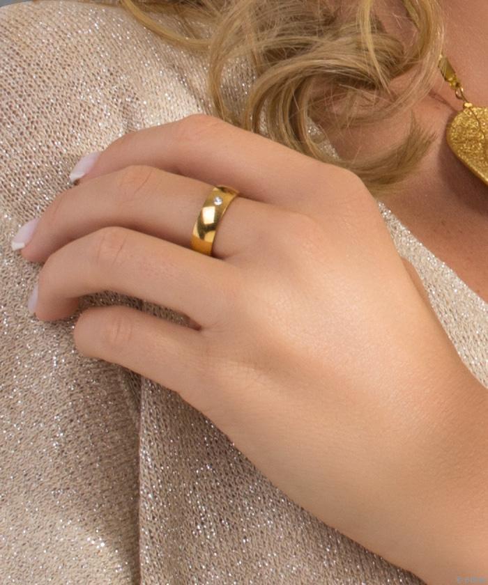 Aranyszínű karikagyűrű típusú gyűrű, fehér kristállyal, 17 mm