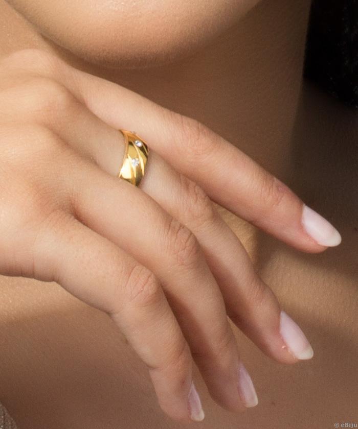 Aranyszínű rozsdamentes acél gyűrű, fehér kristályokkal