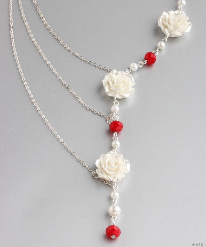 Asszimetrikus nyakék fehér virágokkal