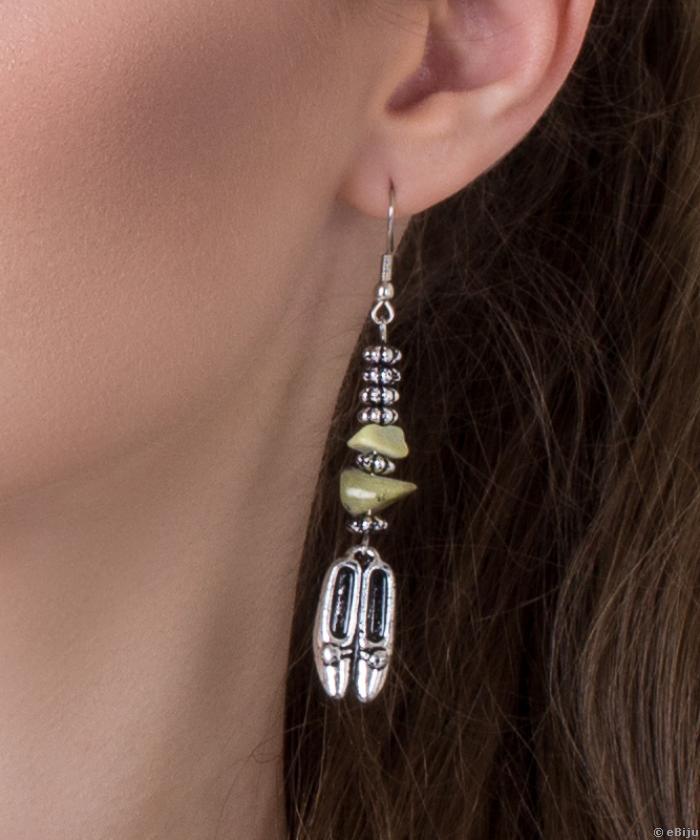 Cipellős fülbevaló, szerpentin kővel és ezüstszínű dekoratív elemekkel