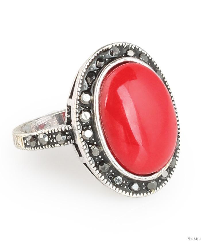 Ezüstszínű gyűrű piros kővel, krómszínű kristályokkal, 20 mm