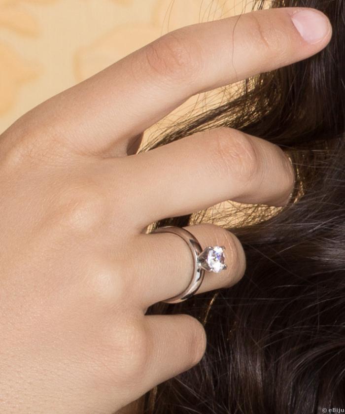 Ezüstszínű jeggyűrű típusú gyűrű, cirkónia kővel, 18 mm