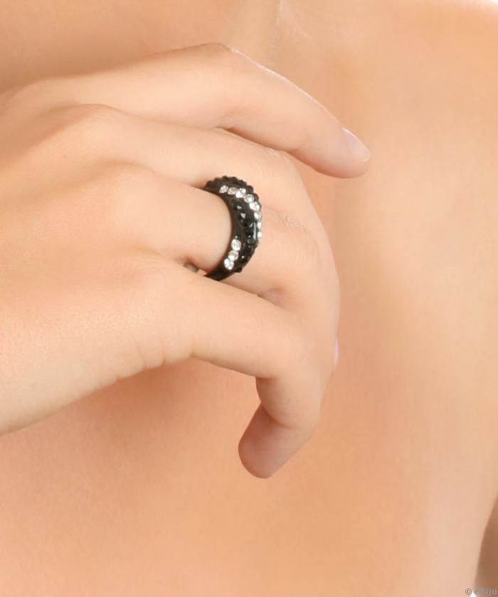 Fehér és fekete strasszos gyűrű (17 mm)