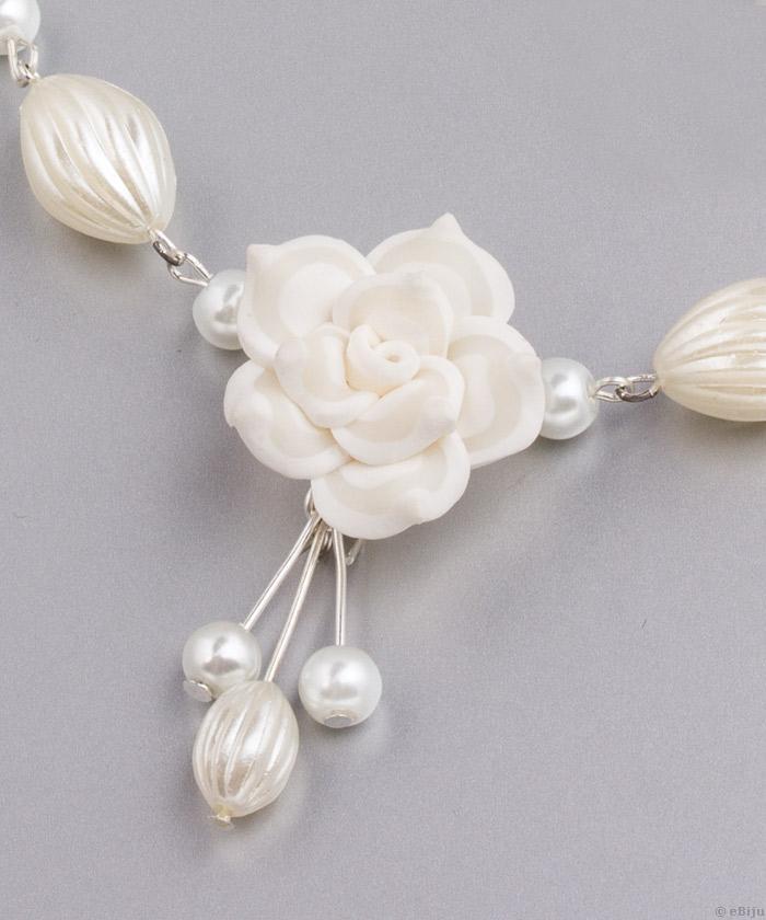 Fehér fimo virágos nyakék gyöngyházfényű akrillal