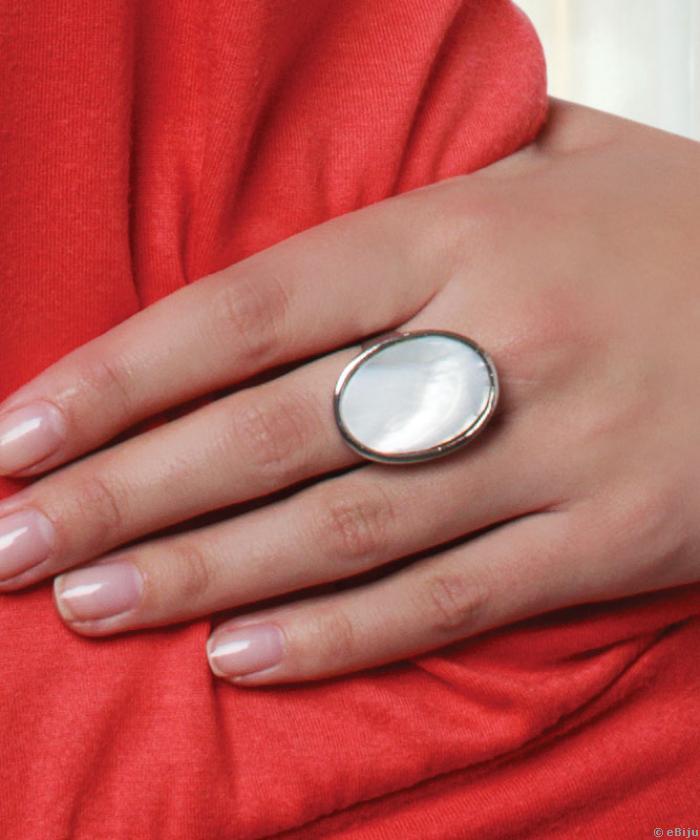 Fehér, ovális gyöngyház gyűrű ezüstszínű fémből