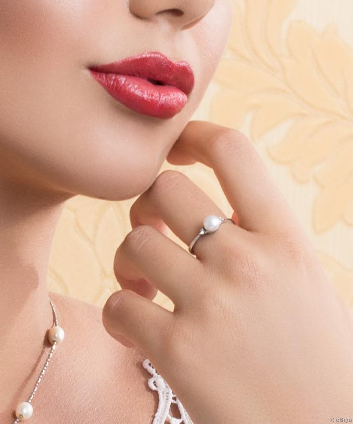 Fehér tenyésztett gyöngy gyűrű két strasszal (méret: 18mm)