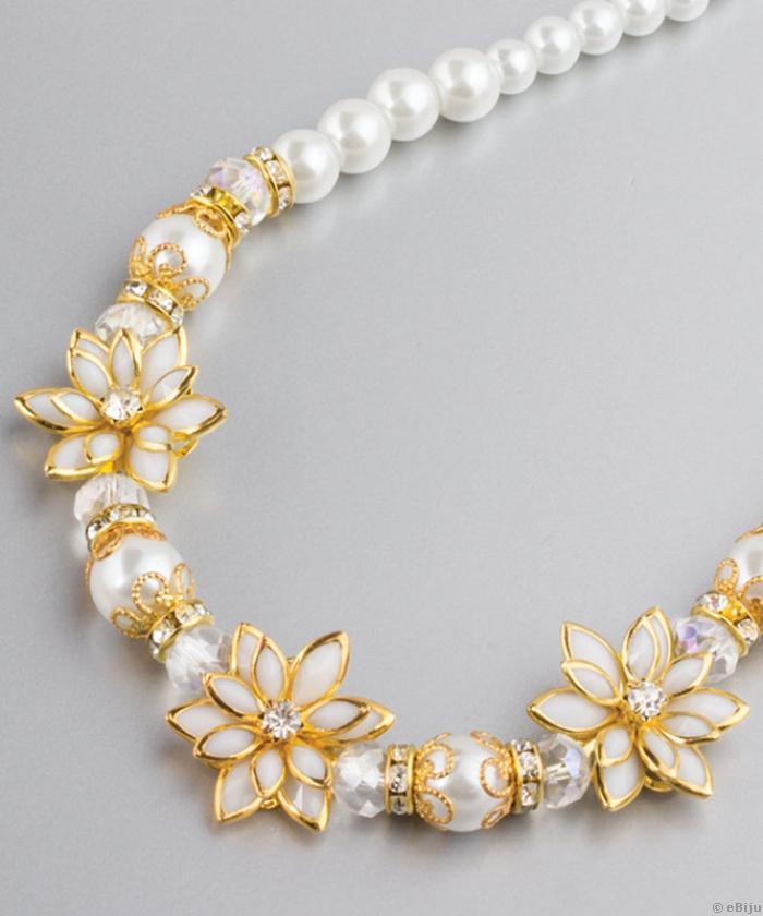 Fehér üveggyöngy nyakék aranyszínű, fehér szirmú virágokkal