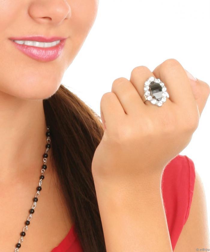 Fekete kristályos gyűrű fehér strasszokkal