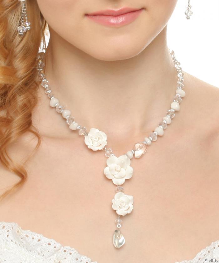 Menyasszonyi nyaklánc fehér rózsákból, kristályokból és fehér jáspisból