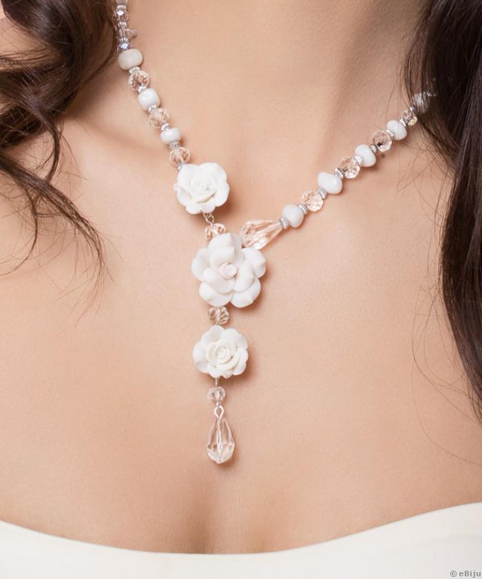 Menyasszonyi nyaklánc fehér rózsákból, kristályokból és fehér jáspisból