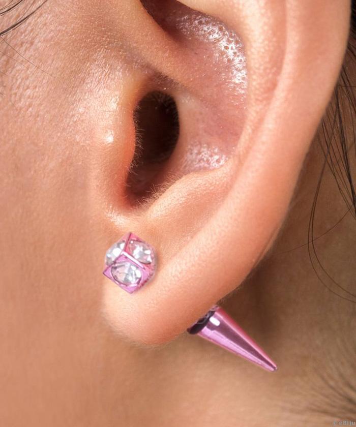 Rózsaszín kocka alakú piercing, fehér strasszokkal