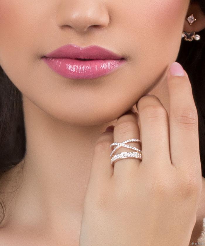 Rózsaszínes-aranszínű dupla gyűrű, fehér kristályokkal, 18 mm