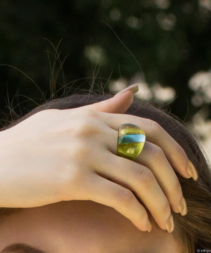 Sárgás zöld gyűrű kék és arany színű csíkokkal, szintetikus anyagból (17 mm)